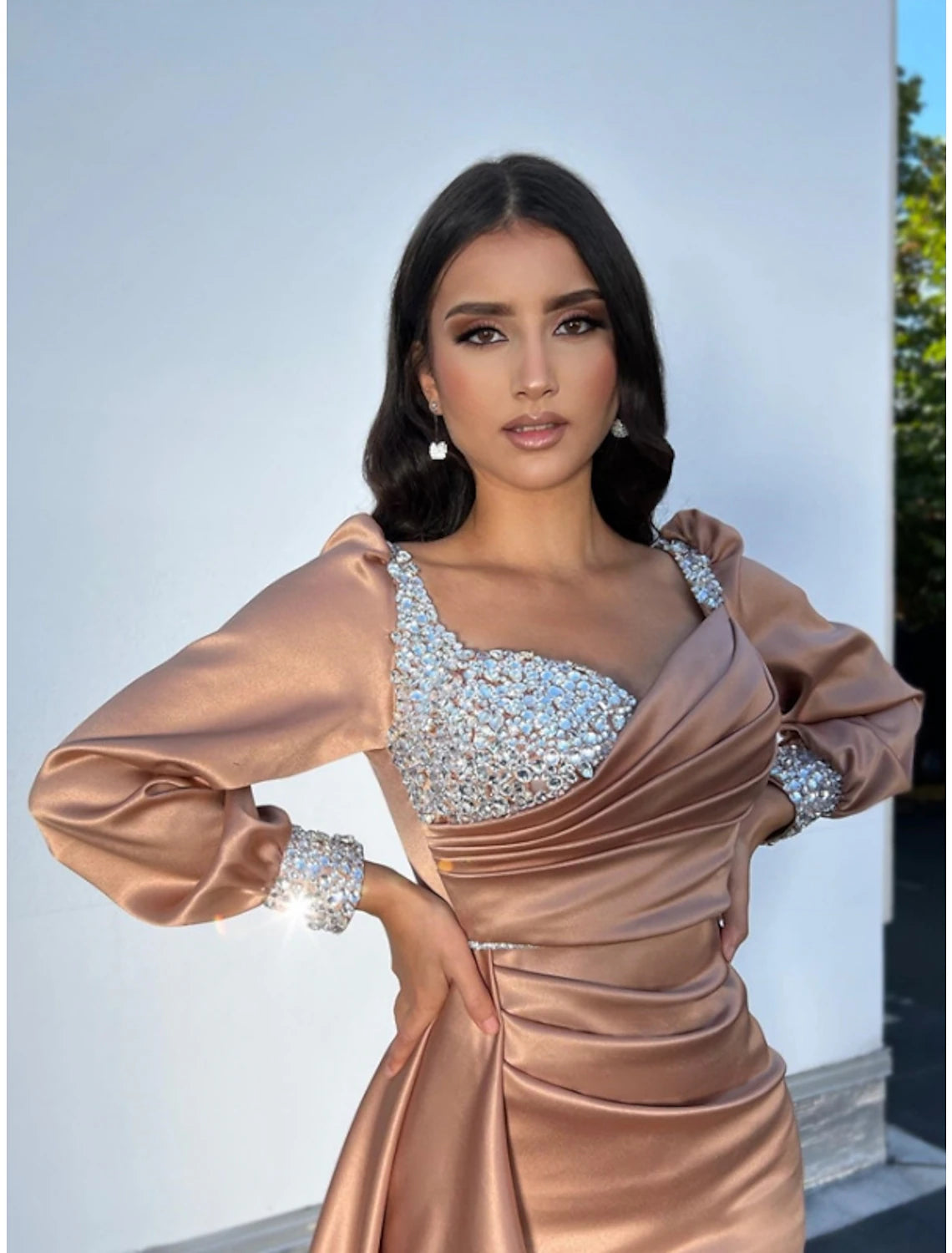 Abito da sera a trapezio, scintillante e brillante, formale, autunnale, con strascico, manica lunga, scollo quadrato, in raso con glitter e arricciature